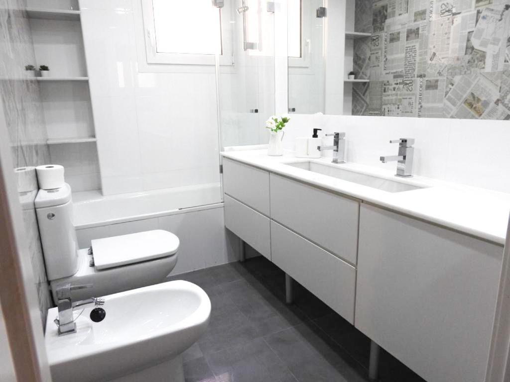Carihuela Beach Suite Apartment Torremolinos Luaran gambar